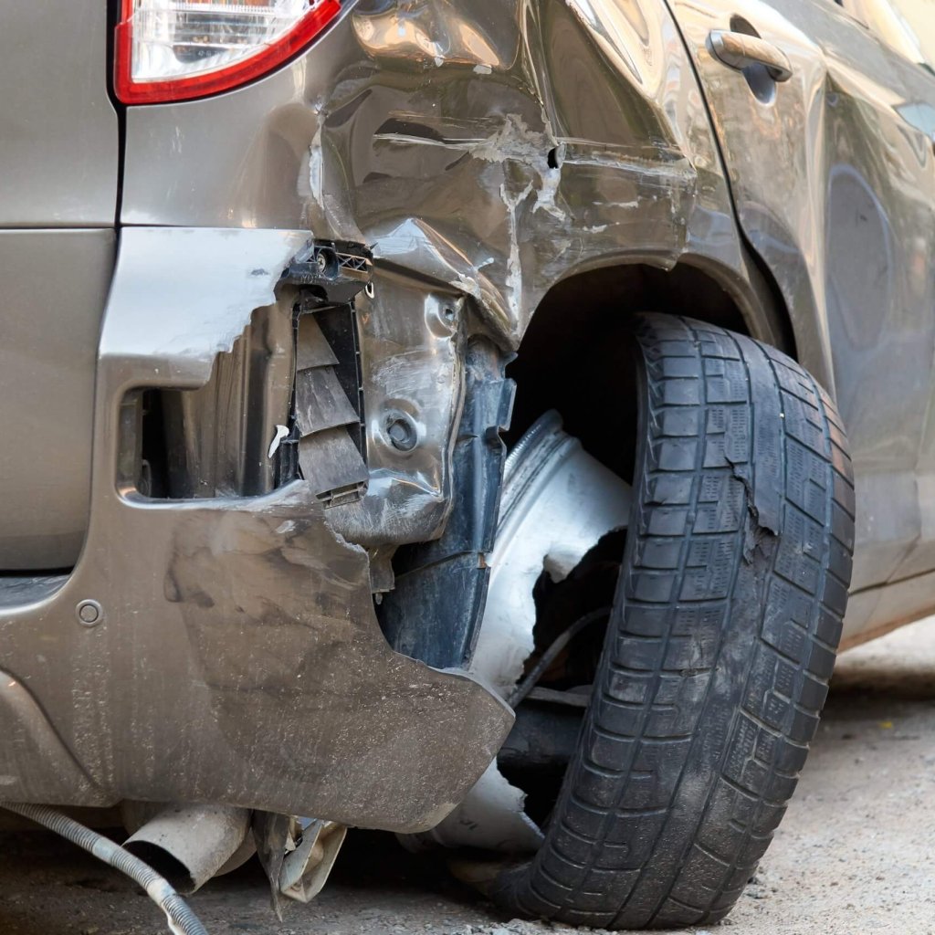 autounfall-auf-einer-strasse-scaled